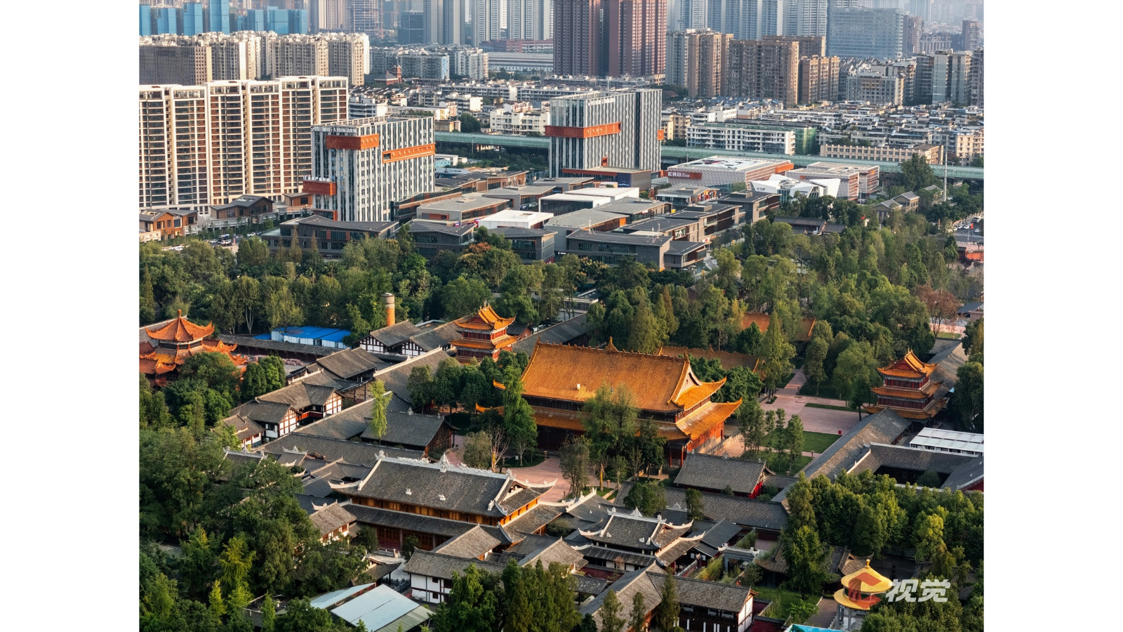 紧邻着千年古寺昭觉寺，仿佛“穿越古今”。C视觉摄影师 张翔升